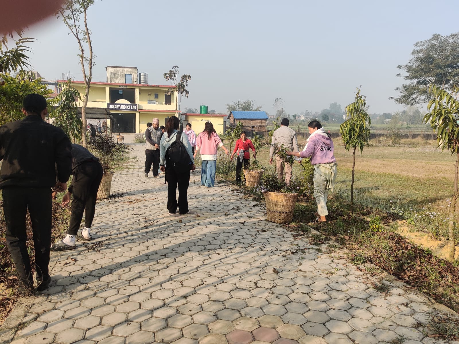 फूलबारी क्याम्पस धनगढी १८ फुलबारी कैलालीको आयोजनामा फूलबारी क्याम्पस परिसर सरसफाई कार्यक्रम सम्पन्न।